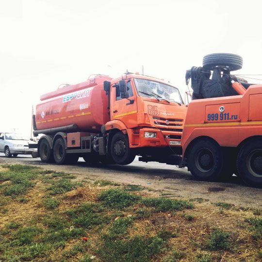 Грузовой эвакуатор ВТС-Эксперт оказывает помощь грузовику